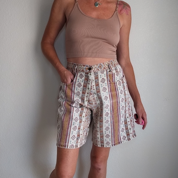 🍁VTG hi rise boho denim shorts - Picture 2 of 9